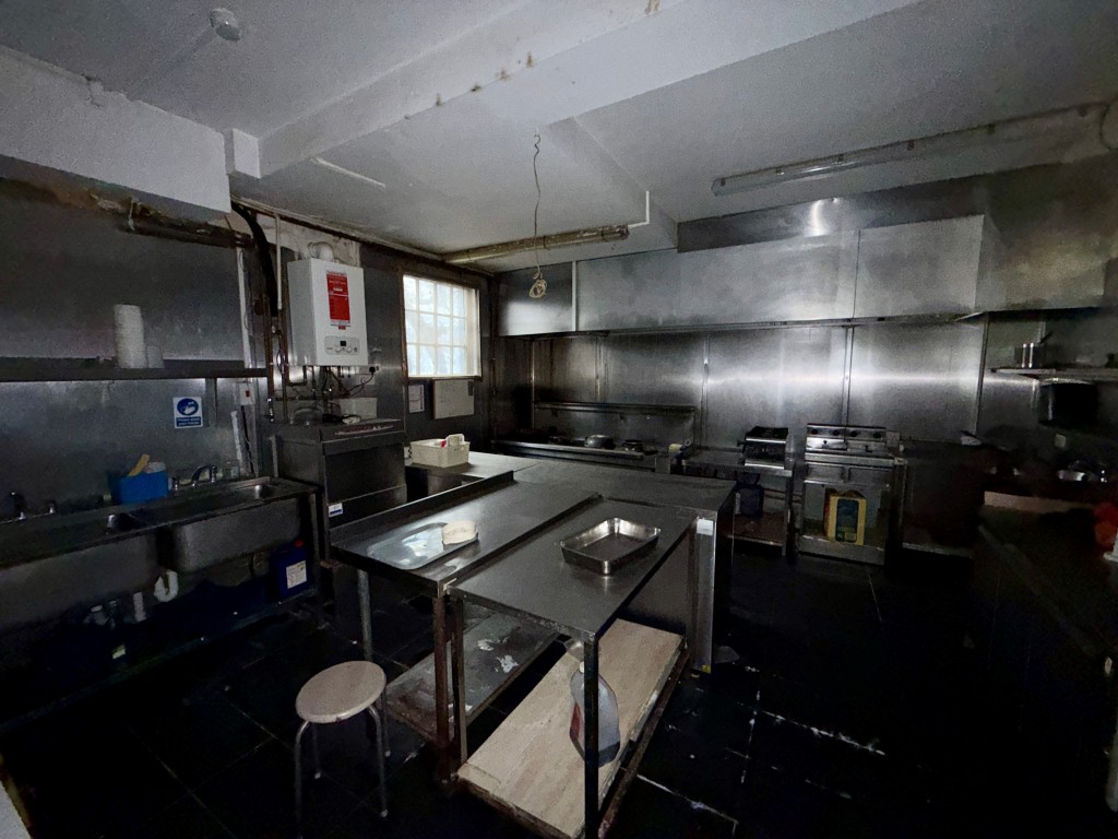 Lot: 24 - VACANT COMMERCIAL UNIT WITH POTENTIAL - Kitchen